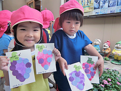 保育課程では敬老の日にハガキ製作をしています☺️ 作ったハガキを自分でポストに投函しに行きました📮おじいちゃん、おばあちゃんに無事届きますように👴🧡👵⭐️入園に関するお問い合わせなど随時受け付けていますのでお気軽にどうぞ♪ 📞06-6871-5005追手門