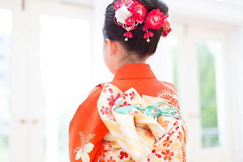 七五三7歳👘♡ お子様の雰囲気に合わせてタイトめなポニーテールに ボリューミーなお花の飾りを🌼 お任せありがとうございました♡hairhairarrangeヘアアレンジzakiアレンジbridalbridalhair結婚式結婚式ヘア編み込みヘアママ美容師 豊橋美容院 七五三