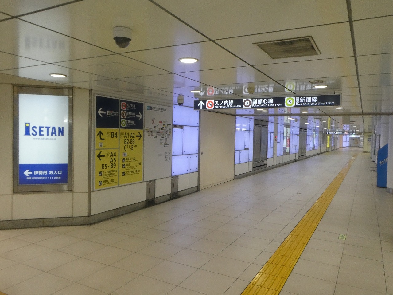 新宿三丁目駅 B3出口 -