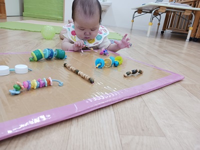 身近な素材で「引っぱる」手作りおもちゃ ０・１・２歳児が夢中で遊ぶ！ かんたん手作りおもちゃ みんなの幼児と保育