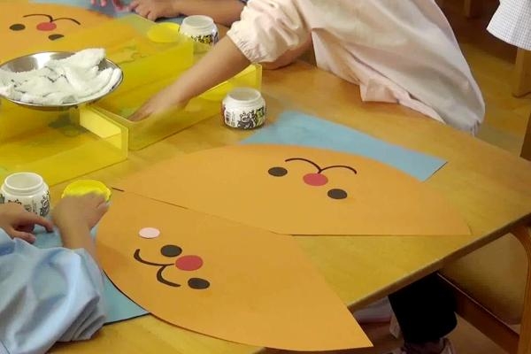 Xmas会の三角帽子🎄 今年のクリスマスの帽子はXmasツリーにしました！ストローは切っておいて、子ども達が毛糸でストローや飾りの紐通しをしています。 最後はシールを貼って出来上がりです。このアイデアは昨年のPriPriさんの雑誌に載っていて、飾りだけ少しアレンジし