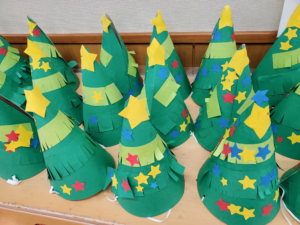 紙コップdeクリスマス小物入れ〜三角帽子のサンタさんとクリスマスツリーの製作遊び〜保育と遊びのプラットフォーム ほいくる