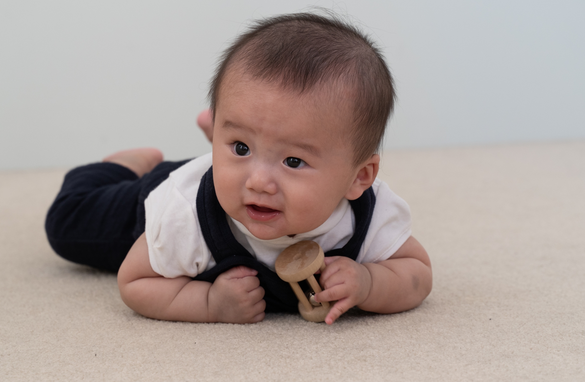 uiuichan05「娘のブーイングが止まらない😂」 先日、唇を震わせてブーをすることを覚えてからだんだんハマって連続でするようになりました🙄 唇を尖らせて不満そうな表情になるので まるでブーイングをしているみたいです😂どんどん強さも増していくので 飛んでいく