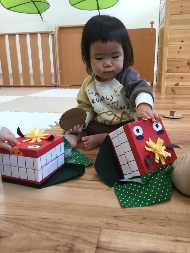 お正月製作 画用紙で作るだるまさんの作り方。〜指で絵の具を広げる楽しさを味わおう〜 壁面ほいくびより