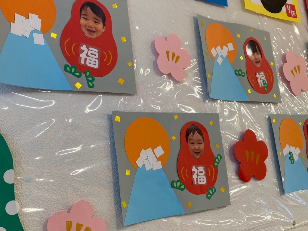 0歳児 指スタンプのへびや手形のだるま、羽子板などのお正月製作アイデア特集！保育士の転職・採用は 保育士バンク！