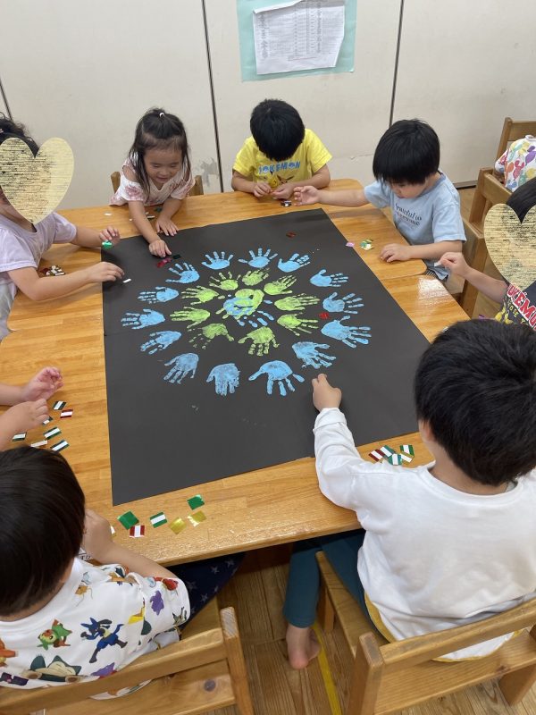 8月製作 花火 絵の具 トイレットペーパースタンプひなたぼっこ保育園グループ