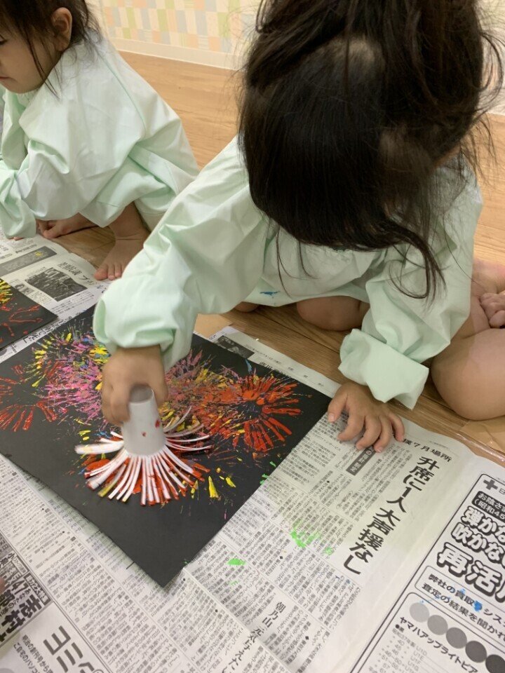 ８月お絵描き「花火」 ２歳児令和４ 2022 年８月２~４日幼稚園型認定こども園 上谷学園 幸幼稚園西宮市 さちようちえん