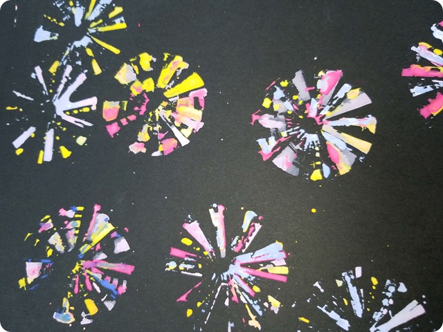 動画 絵の具を重ねて浮き上がる、はじき絵花火の作り方保育士の転職・採用は 保育士バンク！