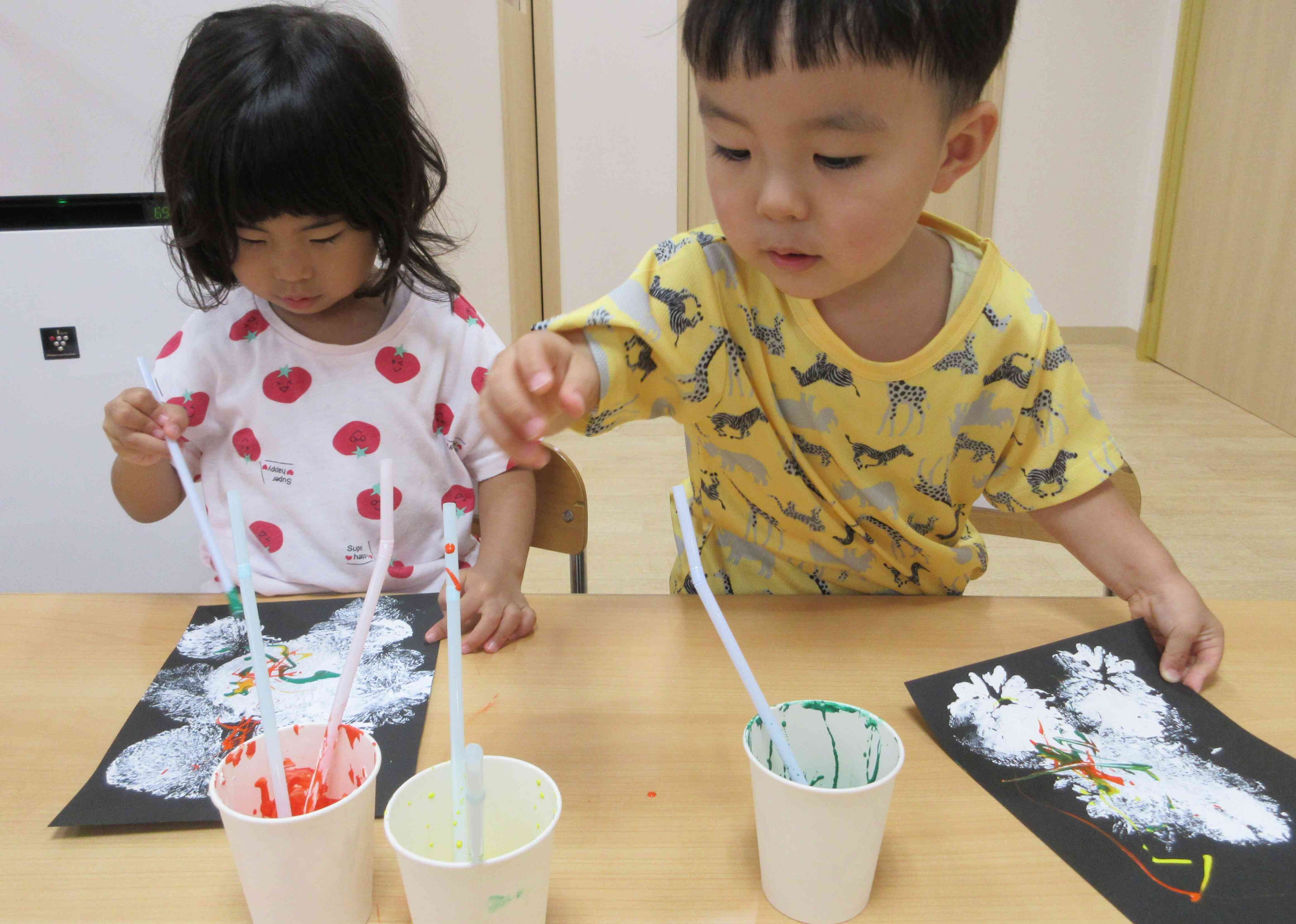 保育園 8月製作「花火」アイデア5種！ストロー・トイレットペーパーの芯・折り紙・丸シール・指絵の具で打ち上げよう保育士のお仕事静岡