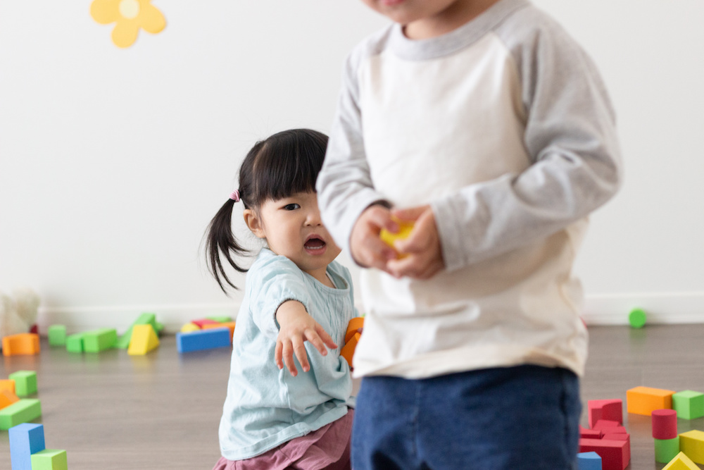 2歳・3歳 子どもがものを投げる理由とは？困った時の対応法を理由別に紹介