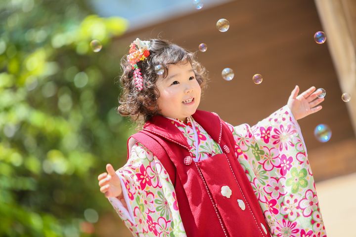 楽天市場 七五三 着物 3歳 販売 子供 女の子 「 心梅 こうめ」 フルセット 簡単 ひな祭り お正月 初詣 お祝い着 祝着 レトロ 古典可愛い おしゃれ 753 キッズ きもの 棒縞 大正浪漫 袖付き被布セット 購入 京都 : 京都瑠璃雛菊