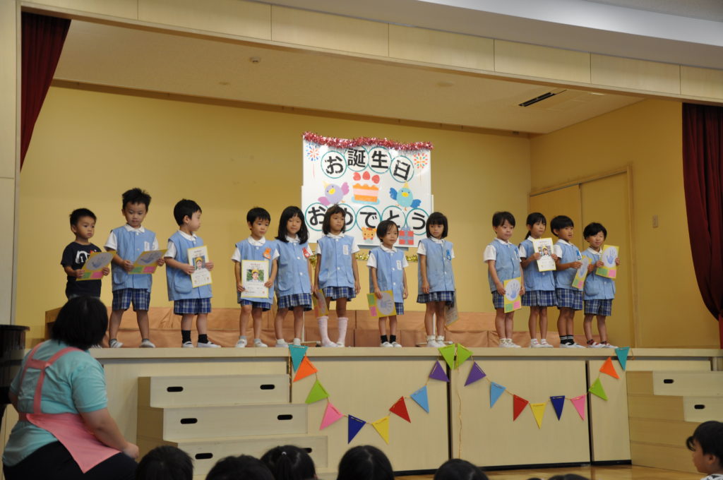 8月の誕生会の出し物はお盆にちなんだクイズや劇はどうでしょう