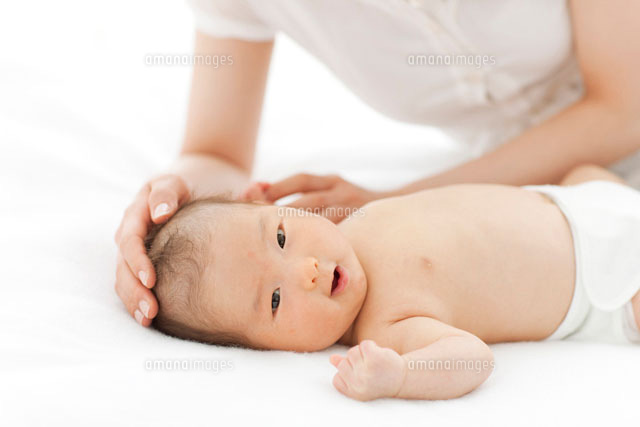 生まれたばかりの妹の頭をなでるお姉ちゃん 写真素材5363515- フォトライブラリ