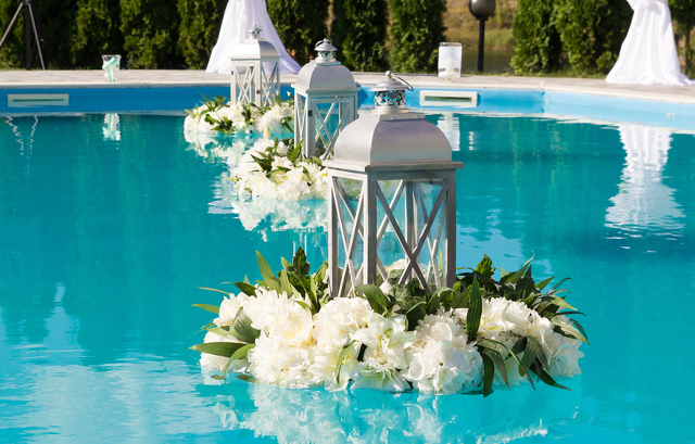 プールを使ったバルーン演出「ドロップ&フライ」🎈 横浜エリアでも珍しいプール付きの貸切邸宅をゲストと一緒に楽しむ演出✨選べる披露宴会場でおふたりの好みも見つかるはず♪伊勢山ヒルズ結婚式結婚式レポウェディング横浜花嫁みなとみらい花嫁横浜結婚