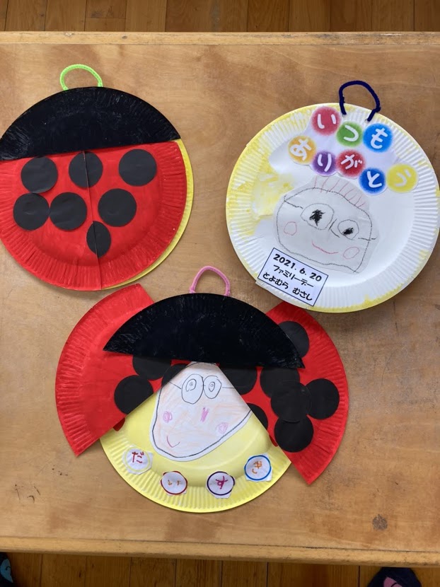 🐰うさぎ組 1歳児クラスファミリーデーの製作としてカーネーションの花束とビールをモチーフにしたタペストリーを作りました🚩小さな指先を使って、お花紙を貼ったり、シールを貼ったりして飾り付けました💗大好きな家族に