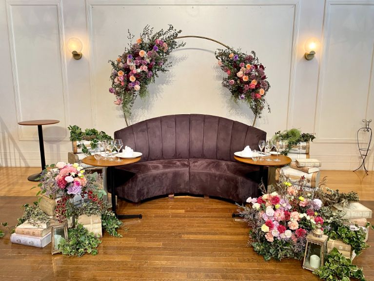 高砂・メインテーブルをおしゃれに彩る装花アイデア集！華やか系～ナチュラル系まで 実例紹介結婚ラジオ結婚スタイルマガジン