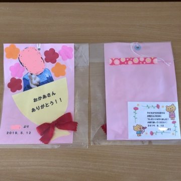 父の日制作😁黄色いバラの花束を小松菜の茎と絵の具でスタンプを押すように描きました😃黄色いバラには、尊敬の意味があるそうですよ！父の日父の日 制作お父さんいつもありがとう1歳児2歳児子どもの遊び中田家庭保育所中田馨