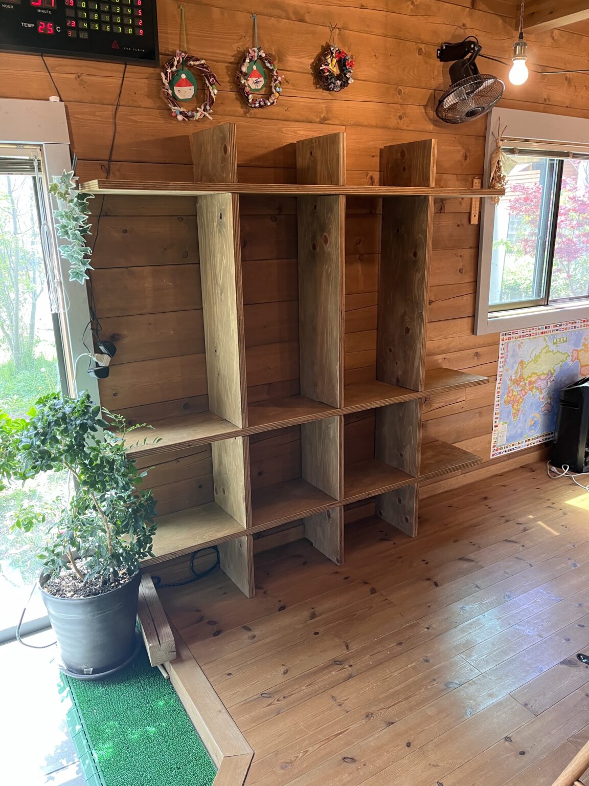 ファミリーロッカーって何？！ロッカーといえば学校や職場にあるイメージで、 お家にロッカーというとあまりピンと来ませんよね😕 でもお家に『自分専用のロッカー』 があったら ✨ きっと片付けもしやすいと思うのです🤗 リビングや玄関、ファミリークローゼットの