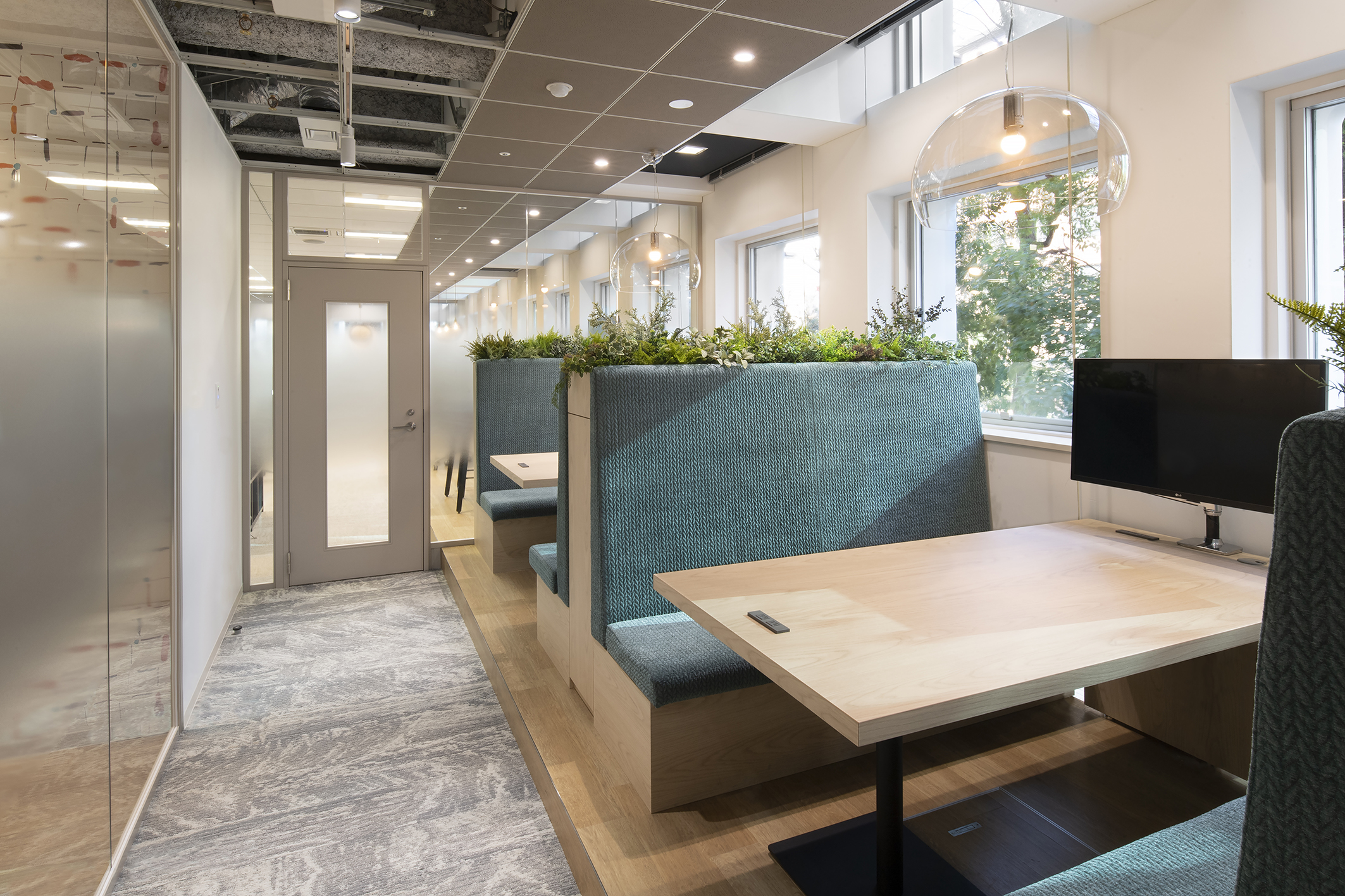 イマドキのオフィスには必須かも？！オフィス内「ファミレス席」大研究 後編 オフィスづくりのコツ アスクル みんなの仕事場