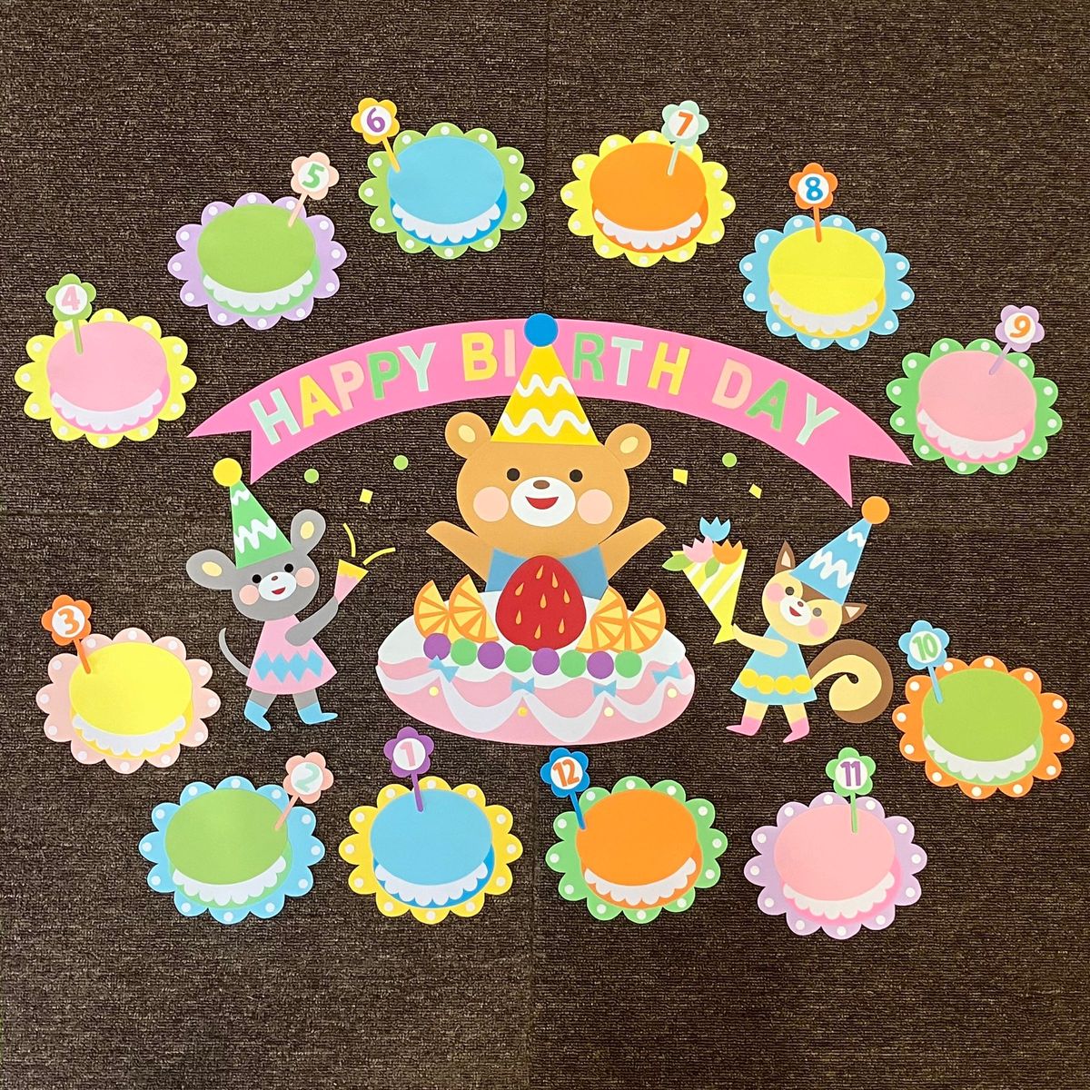 お誕生日表として使える壁面イラストプレゼント 無料ダウンロード素材 保育士・幼稚園教諭のための情報メディア ほいくis ほいくいず