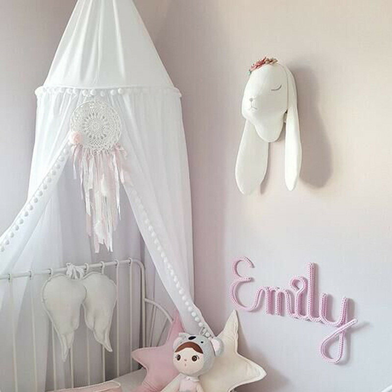 ベットの天蓋ってなんのために付いている？メリットデメリットを解説