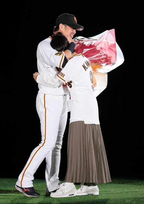 亀井善行の嫁は中村愛？年俸推移や成績が驚異的！Your life is irreplaceable