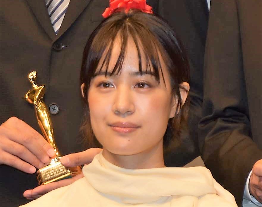 10代の頃「北の国から」で出会ってからの親友、女優の原田美枝子ちゃんと、姉の熊谷真実ちゃんと電車に乗って三島まで行きました。 美枝子ちゃんが、「あら？補正写真なのこれ？凄いシワがないのね？」だって！可愛い❤️美枝子ちゃんが、紫綬褒章受章が決まったそうでと