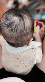 おじさんみたいな後ろ姿の赤ちゃんの写真・画像素材-Snapmart スナップマート