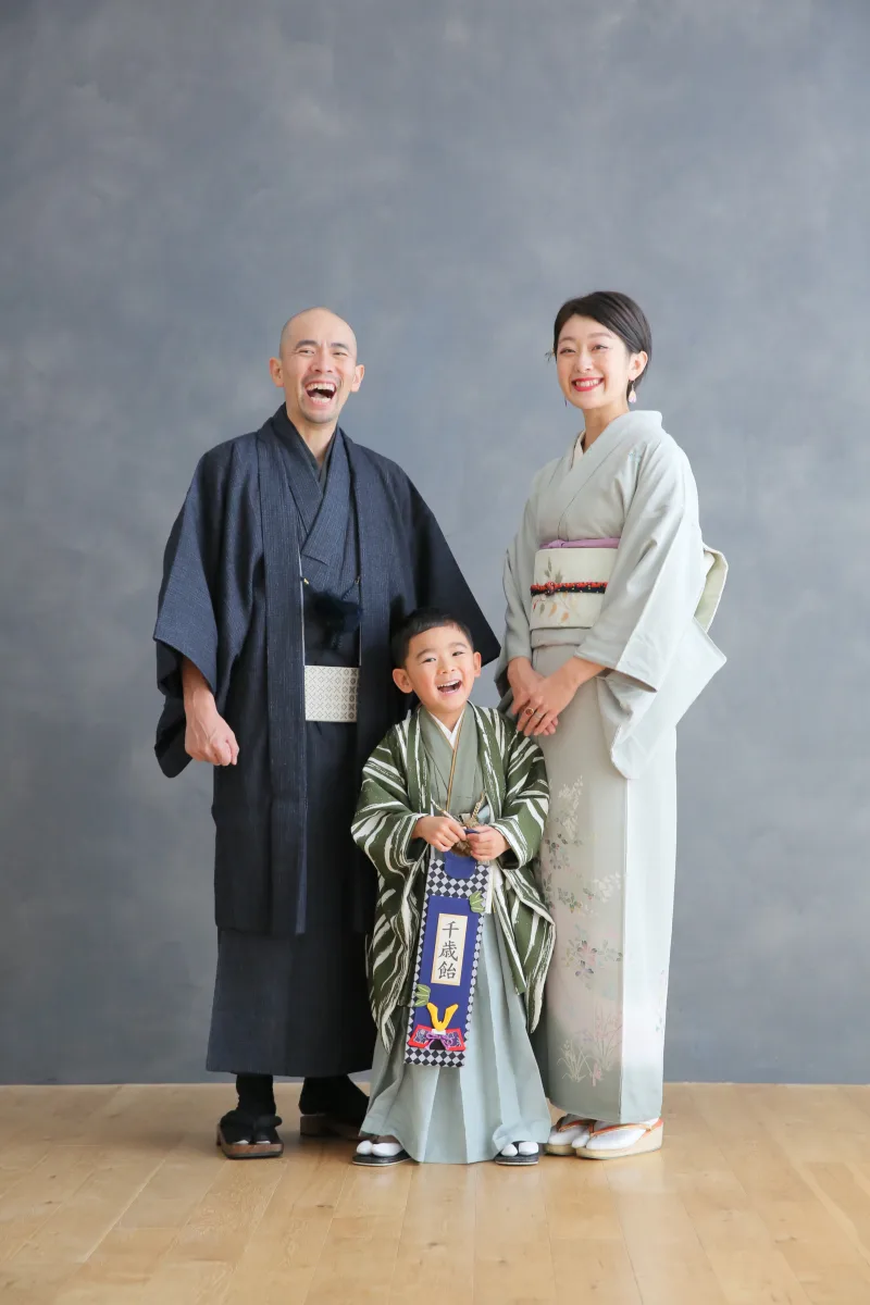 七五三家族写真をスタジオでおしゃれに！親の服装のおすすめコーデ - コラムライフスタジオ