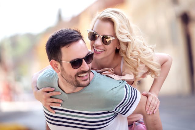 後ろから抱きしめるときの男性心理とは？夢で見た場合も解説！ - Jメールマッチング