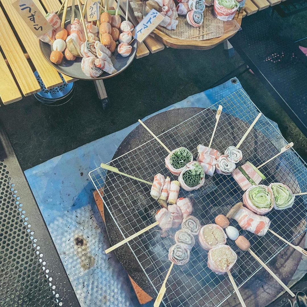 1日目キャンプ飯🏕 夏のキャンプは暑いので😂💦 スパイシーなものを作るようにしています❤️‍🔥 今回はタコライス🐙♡♡カレースパイス入りで食欲進むし 野菜も食べられて夏っぽくて好き🌞🌴🌺✨キャンプ女子キャンプ飯キャンプキャンプコーデファミリー