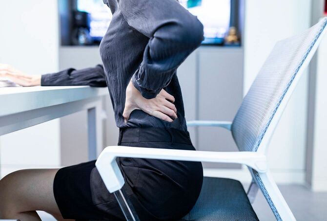 ソファーがあるのに床に座るのはなぜ？ソファーの前に座る心理と正しい座り方EXGEL SEATING LAB エクスジェル シーティングラボ株式会社 加地