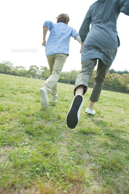 19,124 手をつなぐ 走る Stock Photos, High-Res Pictures, and Images - Getty Images手を引く, 二人三脚