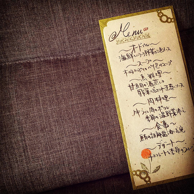 結婚式のメニュー表は手作りがおすすめ！おしゃれなデザインや作成サービスを紹介 - ココナラマガジン