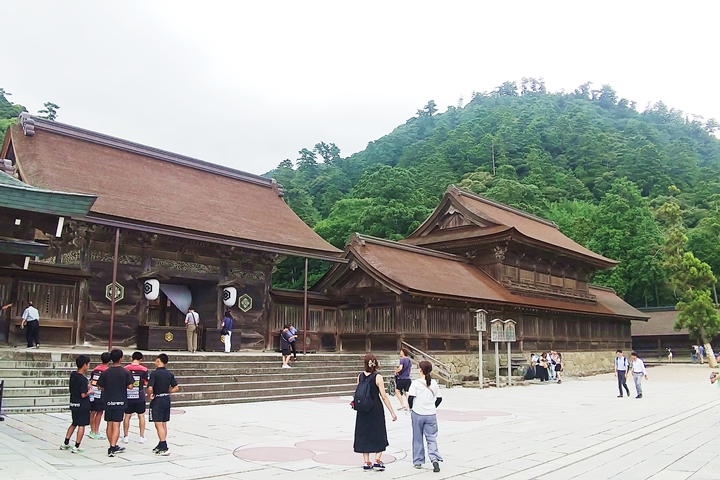 アート工房のスタッフブログ 縁結びの神 出雲大社の「幸せの箸渡し」新規来館のカップル先着30組にプレゼント！Photorait