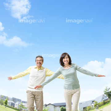 手をつなぐシニア夫婦の手のアップ 10264001862 の写真・イラスト素材アマナイメージズ