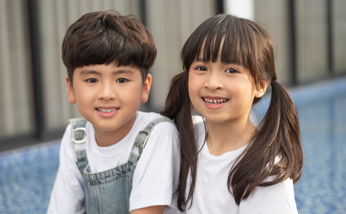 笑顔の小学生の男の子と女の子 10250001083 の写真・イラスト素材アマナイメージズ