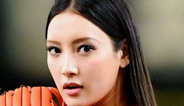 菜々緒：大胆スリットのロングドレスで美脚を披露 アクセの重ね付けで華やかに - 毎日キレイ