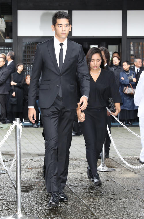 本木雅弘と樹木希林が婿姑トークで2世帯住宅での私生活暴露 - YouTube