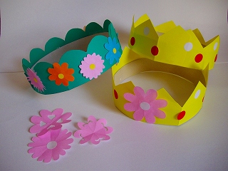 お花紙を使って小ぶりでカラフルな花をつくる。花冠や指輪、ブレスレットづくりに最適です。クラフポ