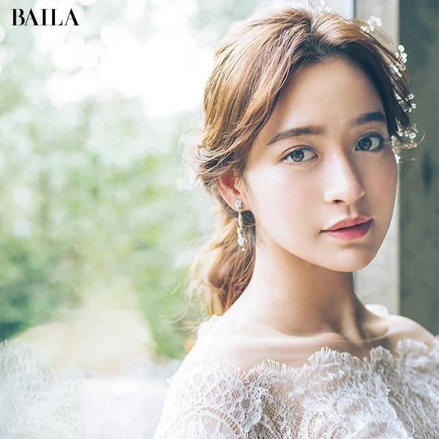 結婚式メイク 松村沙友里さんが華やかなレッドメイクで大切な人の門出をお祝い♡ 使用アイテムやメイクのポイントは？美的.com