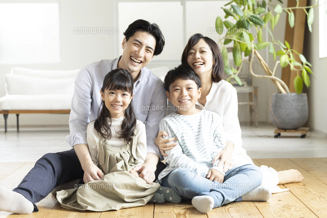 家族の肖像写真 縦位置 全身 写真素材6319773- フォトライブラリ