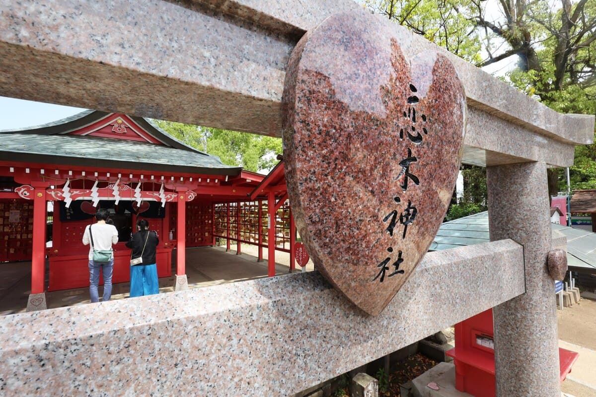 日本で唯一、恋の神様「恋命」を祀る 「恋木神社」が福岡県にある。 幸せなご縁を引き寄せるため、 さっそく恋のパワースポットへ。今回訪れたのは、福岡県筑後市。 南部に位置し、温暖な気候と肥沃な土地や 恵まれた水を利用して、古くから農業が 盛んに行われている