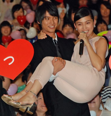 14,200点を超える抱っこ 彼女のイラスト素材、ロイヤリティフリーのベクター素材グラフィックスとクリップアート - iStock膝に座る17歳, 膝に座る 母娘, 抱き上げる