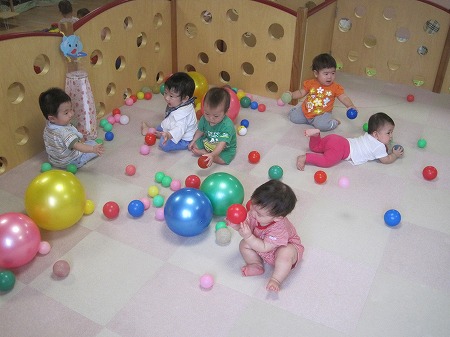 2020.08.13 乳児クラスの室内遊び 日進 埼玉県の認可保育園と小規模保育園「うぐす保育園」