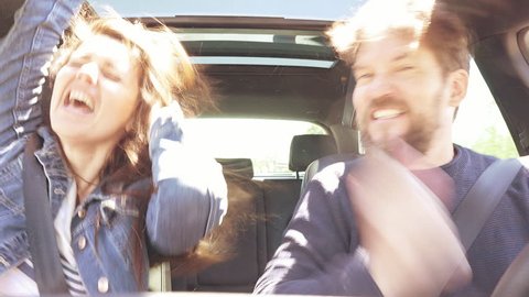 ペットとテントの中で座っている間にキスをする旅行カップル ロックマウンテン周辺のロマンチックな休暇キャンプをしている幸せな男と女 休日のコンセプト —ストック写真 © AlessandroBiascioli185753804