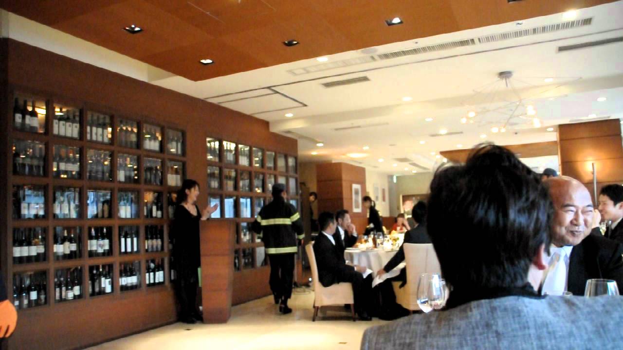 披露宴で、消防レスキュー劇 4 23: ブライダル司会者 恋塚です