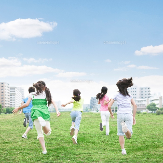 草原を走る小学生の後姿 写真素材4825554- フォトライブラリー photolibrary