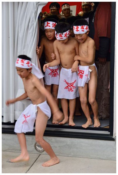 長男ふんどしデビュー!@gaga_ka_chan さんの投稿です。 力持ち父ちゃんです! 両手に息子💪💪 お祭り好きが引き継がれていきますね✨------------------------ 2019年の三社祭です! 長男はふんどしデビュー! 夫は念願の子供たちと記念撮影です