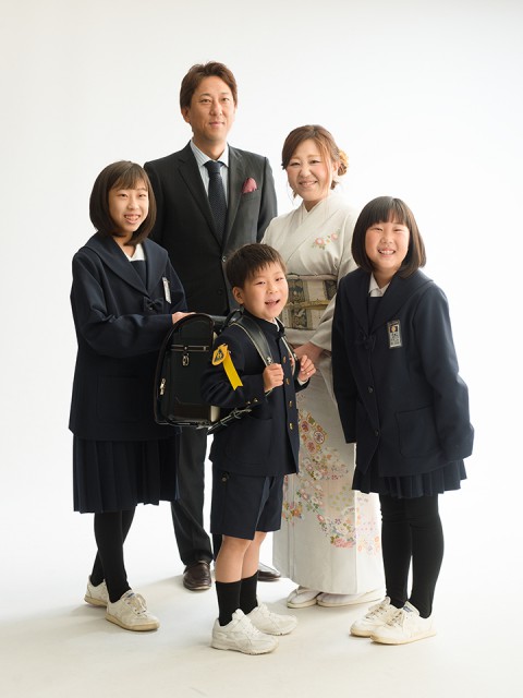 小学校の入学式当日の出張撮影、学校の校門や通学路で仲良し友達と思い出づくり☆福岡の出張撮影おでかけフォト